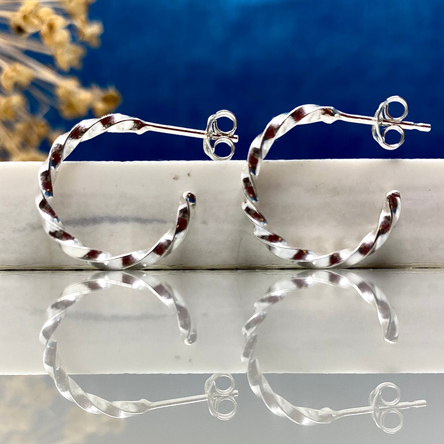 Dainty Twist Hoops - Midi