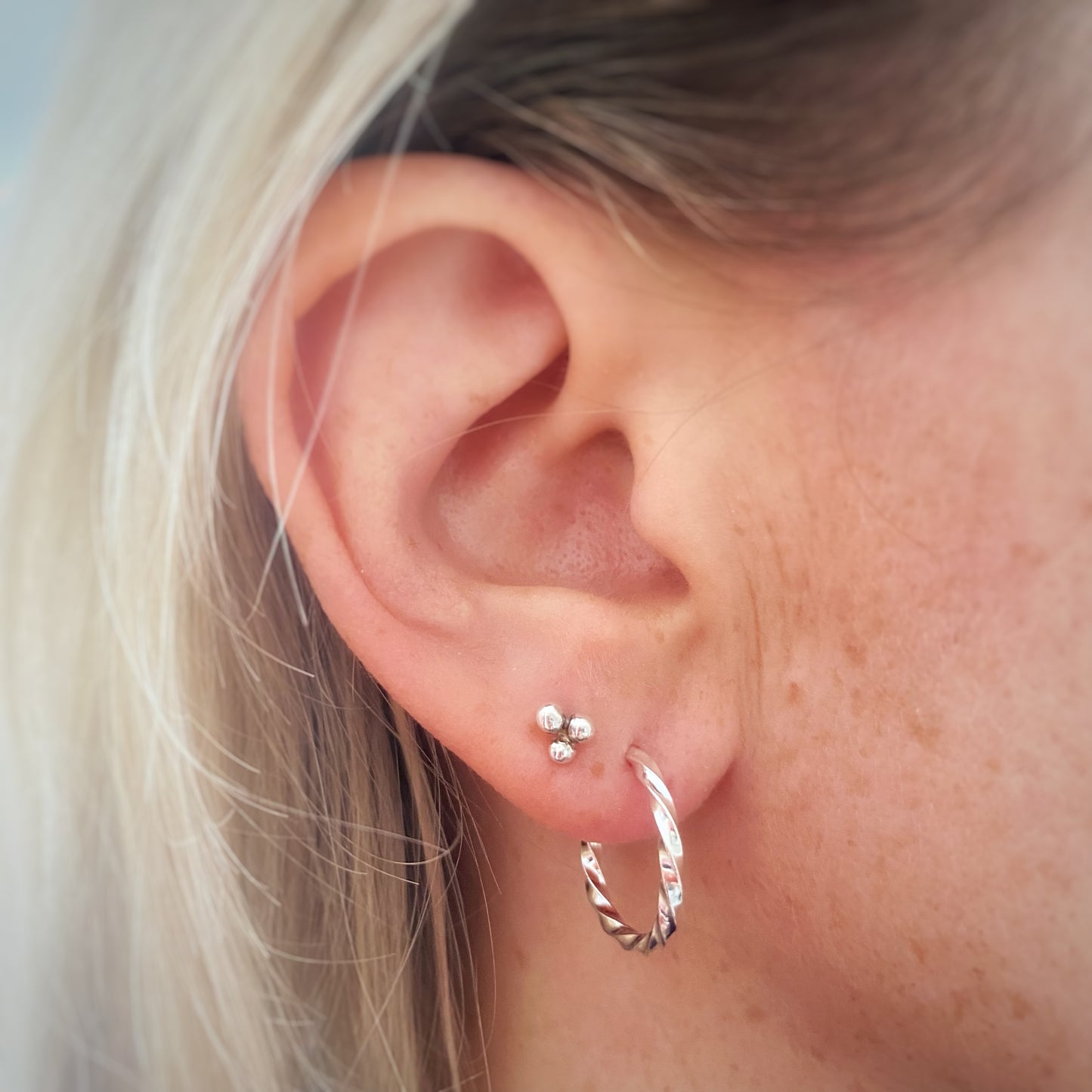 Dainty Twist Hoops - Midi