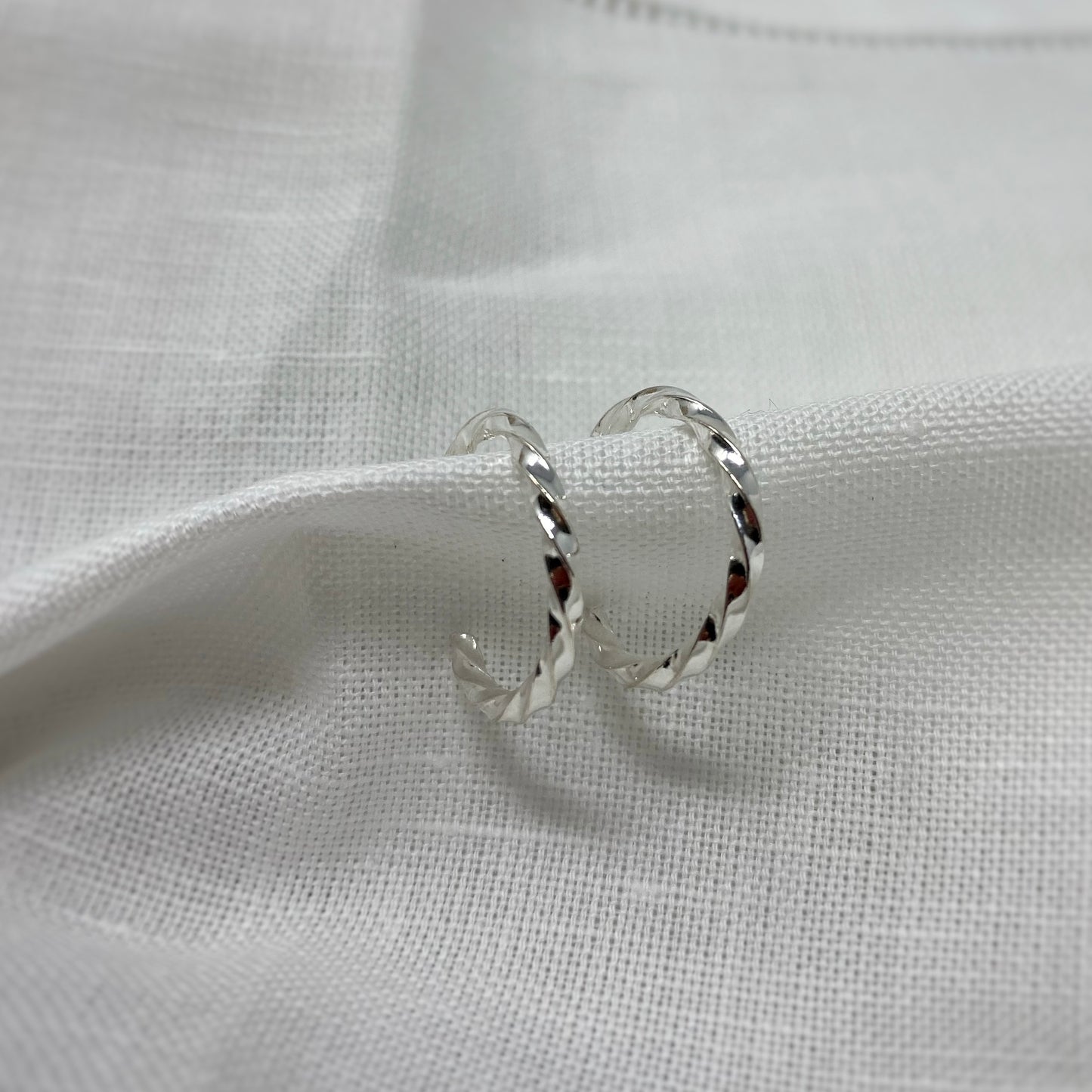 Dainty Twist Hoops - Midi