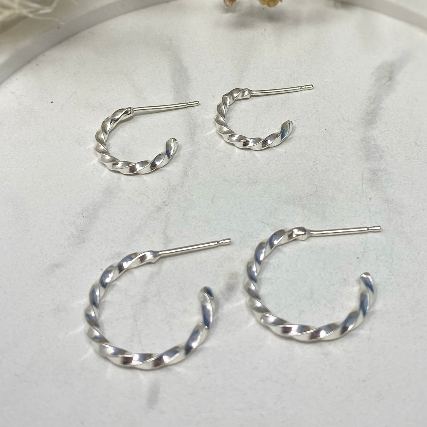 Dainty Twist Hoops - Midi