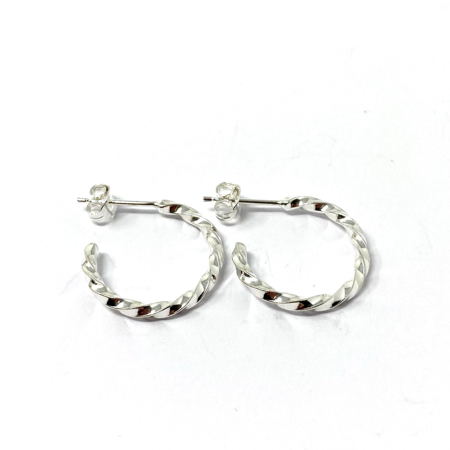 Dainty Twist Hoops - Midi