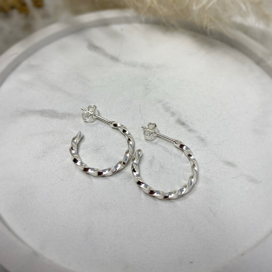 Dainty Twist Hoops - Midi