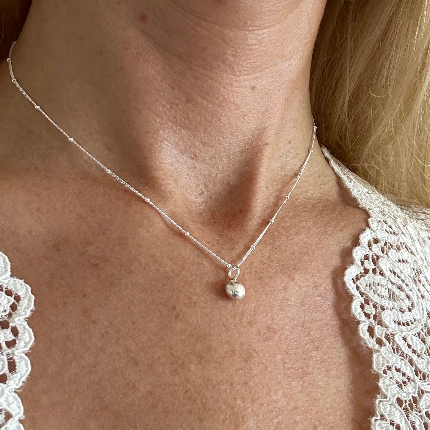 Pebble pendant with satellite chain