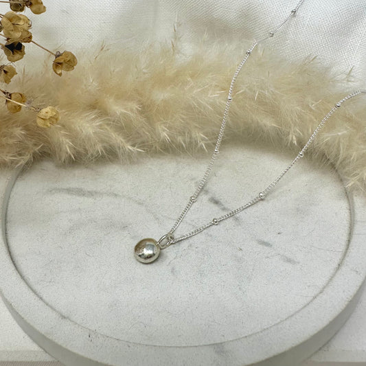 Pebble pendant with satellite chain