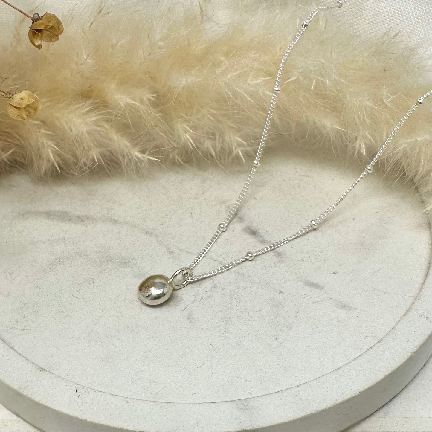 Pebble pendant with satellite chain